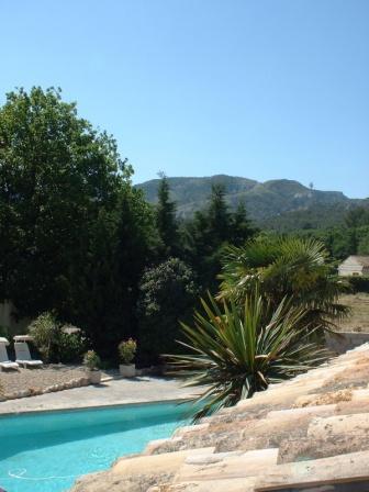 location gites et chambres d'hotes Provence : gites en Provence, à 1,4 km de Saint rémy de Provence, face aux Alpilles ; grande piscine ; terrasse ; parking ; à partir de 40 euros la nuit